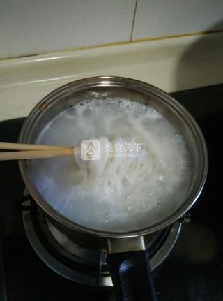 酸菜米线的做法步骤：4