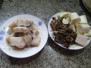 茶树菇茭白烧五花肉的做法步骤：1