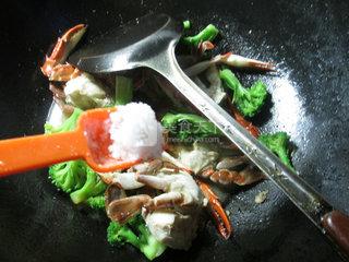 西兰花炒螃蟹的做法步骤：9