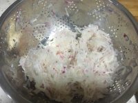 萝卜虾皮菜包子的做法步骤2