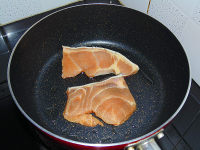像吃牛排一样的吃鱼--【黑胡椒鳇鱼排】的做法步骤2