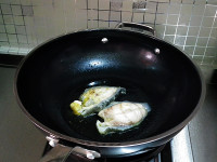 香煎海参斑鱼的做法步骤7