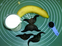黑芝麻香蕉菱角奶糊的做法步骤1