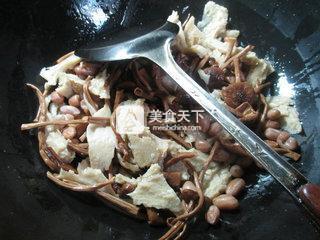 花生米茶树菇烤麸 的做法步骤：4