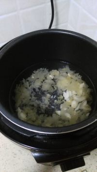 紫薯百合银耳粥的做法步骤3