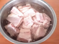 排骨玉米砂锅煲的做法步骤2