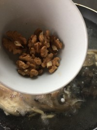 桂圆核桃鱼头汤的做法步骤7