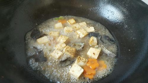 海参豆腐煲的做法