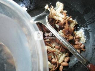 花生米茶树菇烤麸 的做法步骤：5