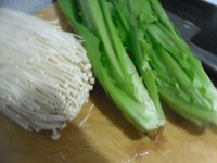 金针菇炒油麦菜的做法步骤1