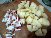 腊肉土豆焖锅巴饭的做法步骤1