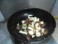 香菇烧木耳的做法步骤4