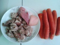 胡萝卜烧排骨的做法步骤1