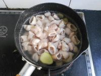 酸菜肥肠砂锅的做法步骤3