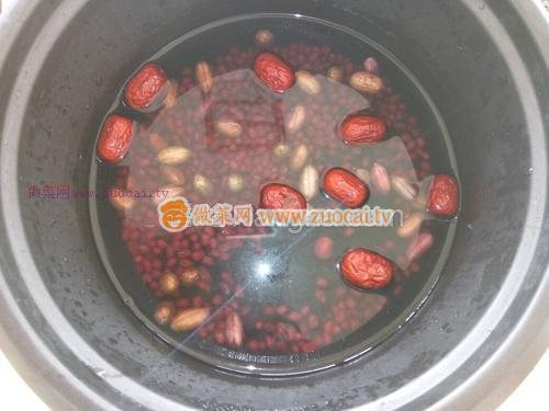 红枣红豆黑米粥的做法