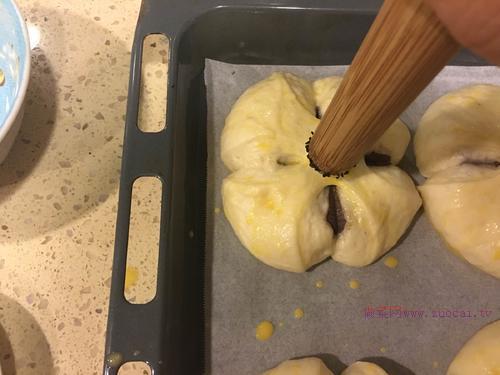 豆沙花朵面包的做法