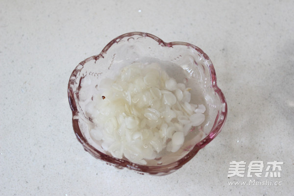 皂角米炖桃胶的做法