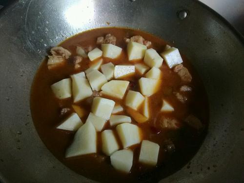川味土豆红烧肉的做法