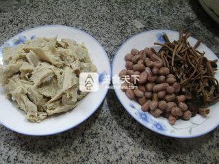 花生米茶树菇烤麸 的做法步骤：1