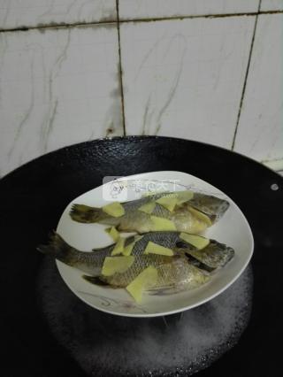 剁椒蒸太阳鱼的做法步骤：2