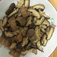 香菇焖肉的做法图解1