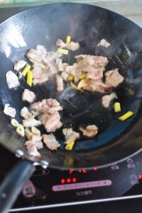 白菜炒肉浇面的做法步骤2