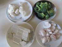 豆腐口蘑西兰花烩鱼丸的做法步骤1