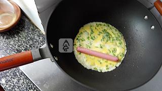 香葱蛋包肠的做法步骤：2