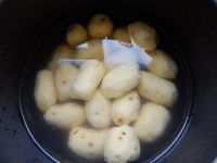 炸土豆丸子的做法步骤2