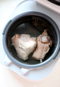 【当归黄芪猪骨汤】益气暖身汤的做法步骤3