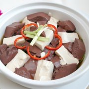 【猪血煮豆腐】猪血煮豆腐的做法_猪血煮豆腐的营养价值