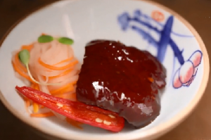 大厨演示一道创新融合菜——酒香红烧肉