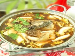 鱼鲜汤浓菜清香的鱼头火锅