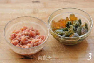 传统广式煲粥中最常见的一道 皮蛋瘦肉粥的做法步骤：3