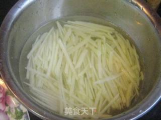 土豆丝炒洋葱丝的做法步骤：2
