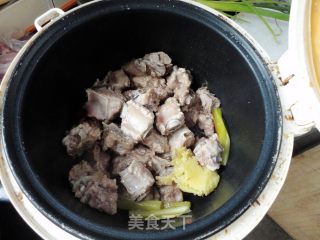 电饭锅也能做出美味饭食之一------电饭锅烧排骨的做法步骤：8