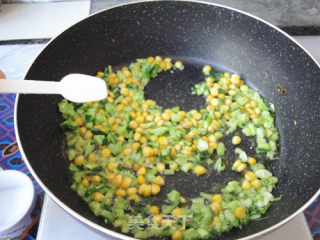 黄瓜鸡蛋玉米粒炒饭的做法步骤：8