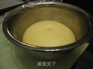 奶香面包——电动打蛋器和面、烤箱发酵法的做法步骤：6