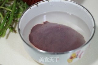 枸杞叶猪肝瘦肉汤的做法步骤：2