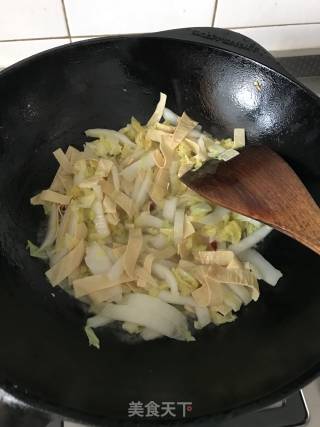 白菜炒豆皮的做法步骤：5